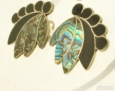 Vintage ETM Sterling silver, onyx & nacre flower-motif screw-back earrings